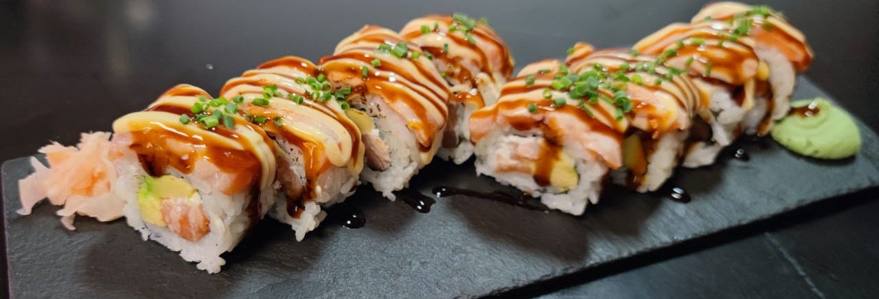 Bonsái en la pared del restaurante Pepe Sushi House Estepona
