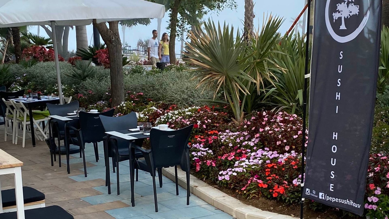 Terraza de Pepe Sushi House en el Paseo Marítimo de Estepona