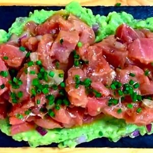 Tartar de atún con base de aguacate