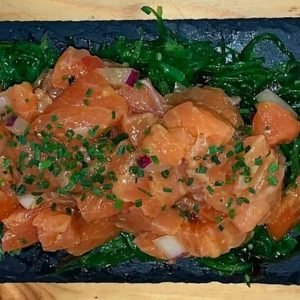 Tartar de salmón con base de wakame