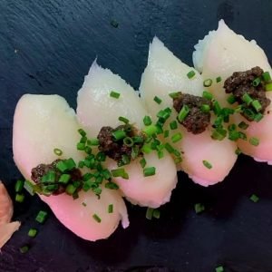 Bandeja 4 niguiris pez mantequilla o escolar negro con pasta de trufa y cebollino