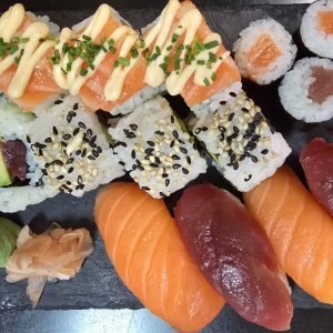Bandeja Sushi Fusion 16 Mixta (Atún y Salmón)