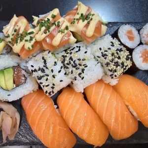 Bandeja Sushi Fusión 16 (Salmón)